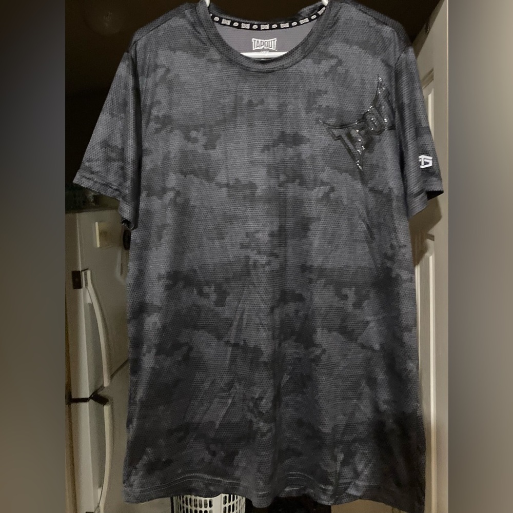 Men’s Size Large TapOut Black Camo Shirt